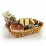 Cesto di natale con salumi pecorino di pienza e pasta toscana